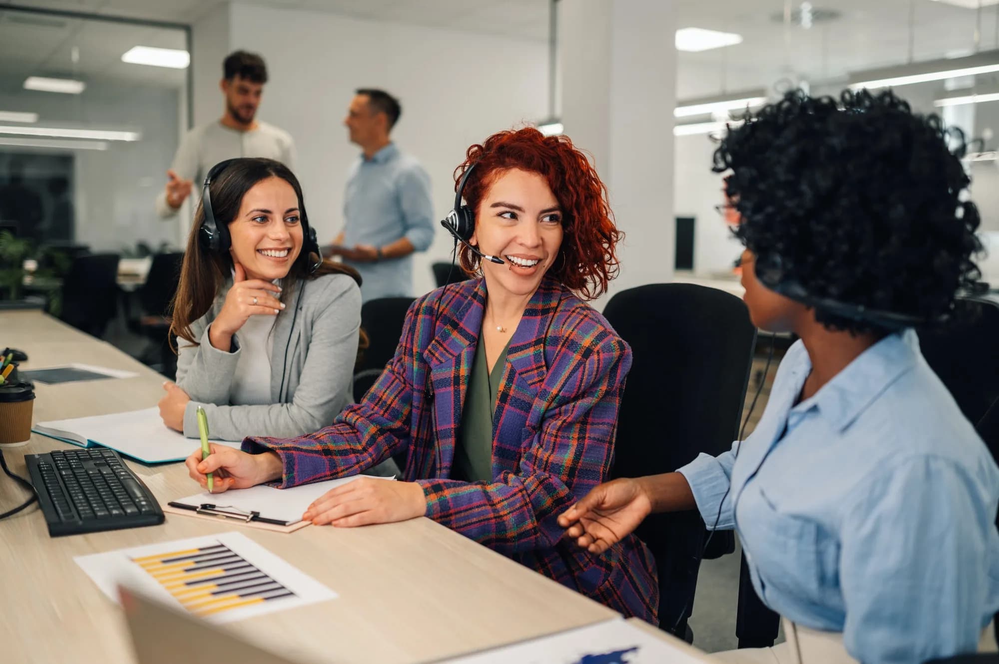 Equipe de atendimento ao cliente reunida na central da Company Conferi